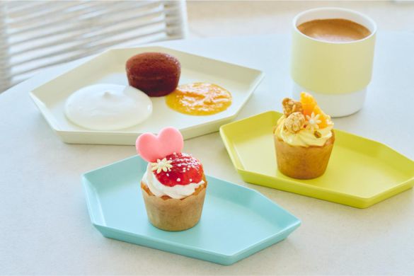 宿泊者以外も利用可能な「Books&Cafe」ではスイーツも楽しめる