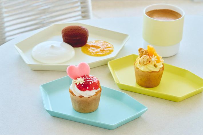 宿泊者以外も利用可能な「Books&Cafe」ではスイーツも楽しめる