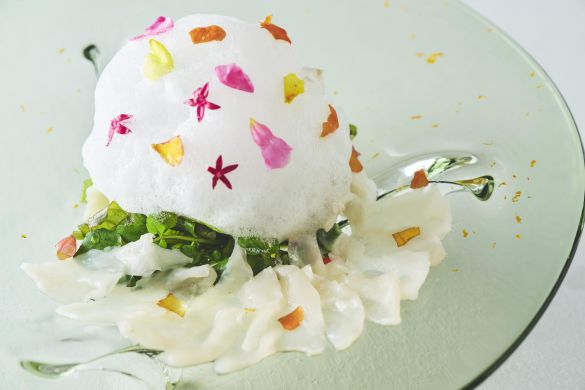 フルコースで提供されているふぐのカルパッチョ