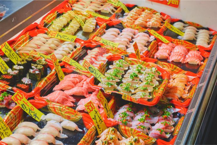 各屋台の握り寿司を食べ比べできることから「寿司バトル」とも呼ばれる