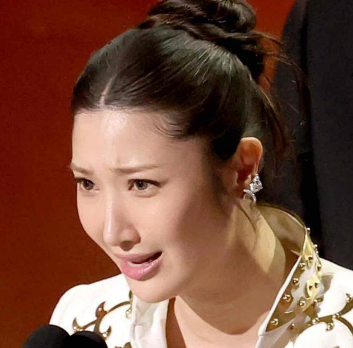 涙ながらにスピーチするイジェ