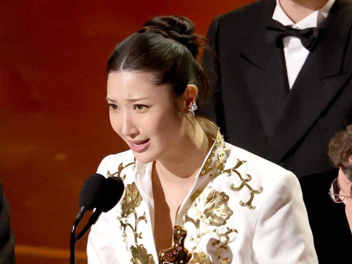 涙ながらにスピーチするイジェ