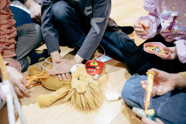 心臓マッサージをする