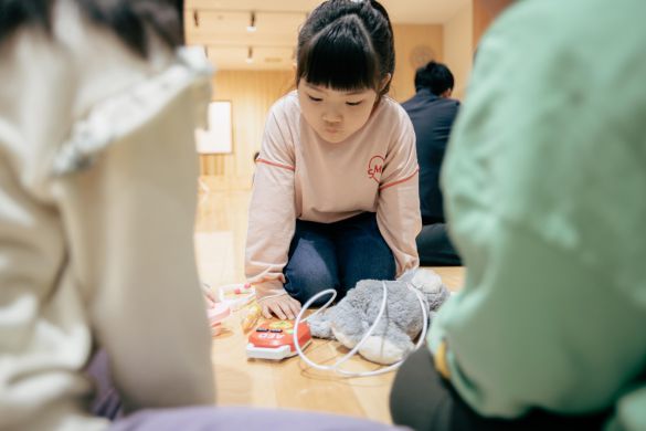 トイこころで遊ぶ女の子