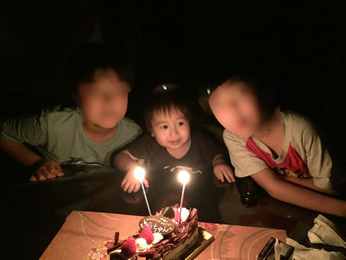 河原さんの子どもたち。中央が三男。